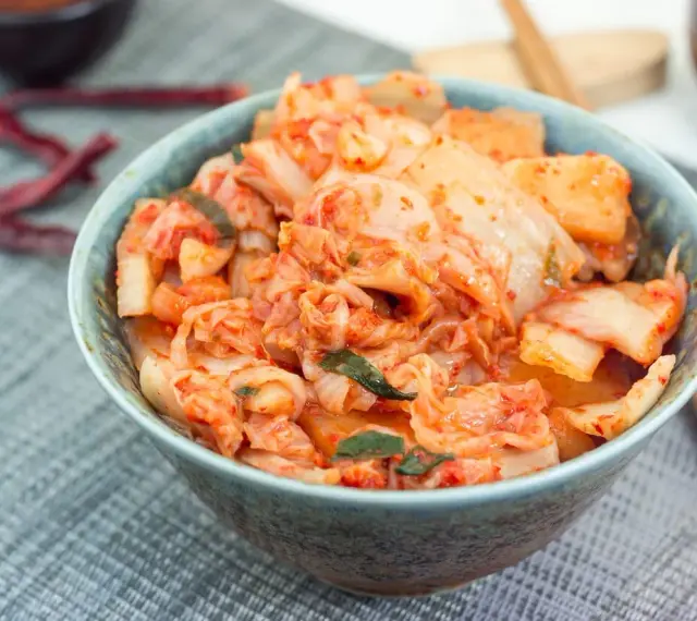 Kimchi: Co to jest? Odkryj smak, zdrowie i sekrety koreańskiej kiszonki