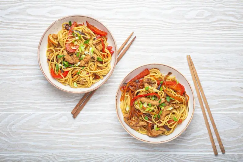 Makaron Chow Mein: Skład, Lo Mein, wybór i przepis. Poznaj sekrety!