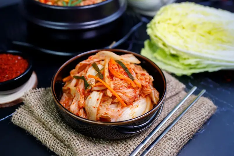 Kimchi: Jak jeść? Odkryj najlepsze połączenia i uniknij wpadek!